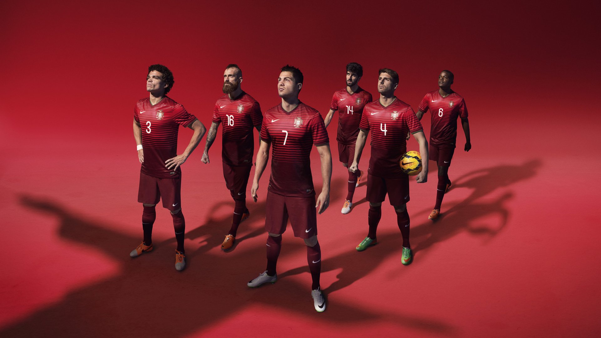 女子足球注重身体对抗训练提升整体抗压水平，女子足球运动