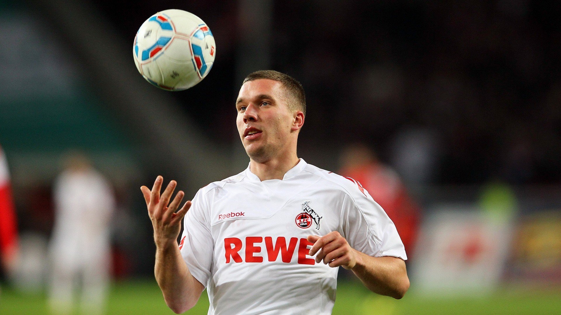 九游登录入口-德甲高空轰炸：精彩头球瞬间令人拍案叫绝，德甲空场